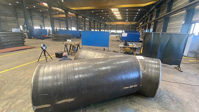 3D-Vermessung eines Hilgefort-Behälters Bild in einer Fertigungshalle. Im Vordergrund befindet sich ein Hilgefort-Behälter, der mittels 3D-Verfahren und -Equipment  vermessen wird.