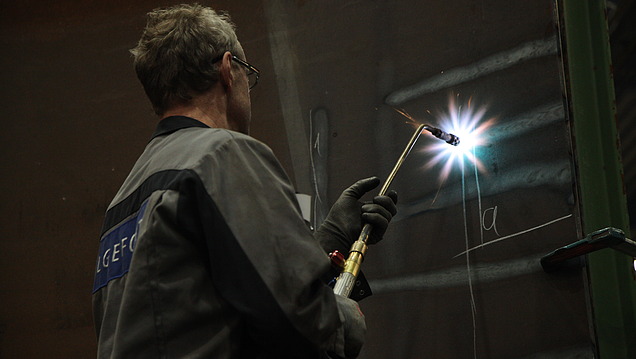 Vorwärmung eines Hilgefort-Behälters Bild eines Mitarbeitenden, der einen Hilgefort-Behälter vorwärmt