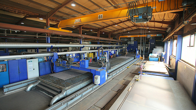 Zinser Maschinen Betriebsstätte Dinklage Bild der Fertigungshalle ZÜBLIN Stahlbau Betriebsstätte Dinklage mit dem Fokus auf Zinser-Maschinen