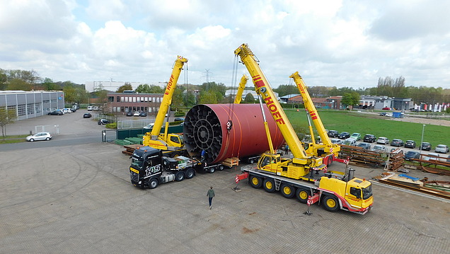 Vorbereitung zum Transport eines Hilgefort-Behälters Luftbild des Transports einer Anlage mittels gelben Autokranen