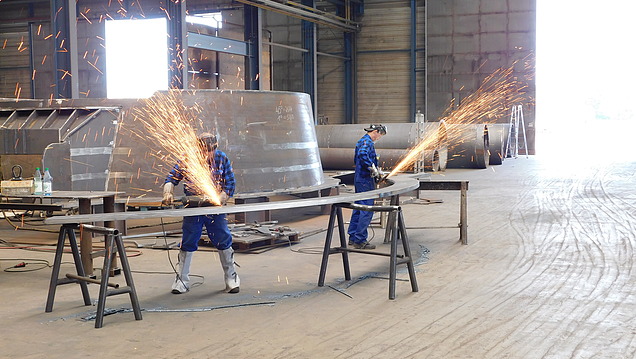 Schweißer Hilgefort Bild von zwei Mitarbeitenden, die an einem Hilgefort-Behälter schweißen. Funken fliegen.